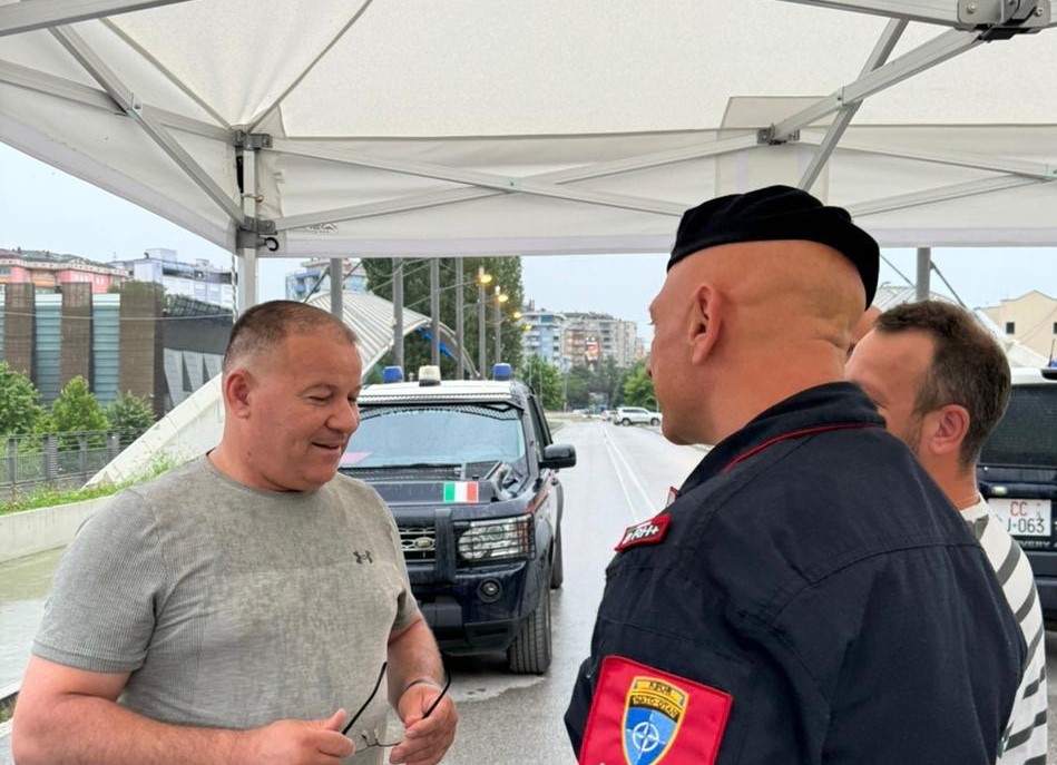 Direktor KP Gazmend Hodža posetio Sever, počastio se sladoledom u poznatoj mitrovačkoj poslastičarniciHodža na mostu