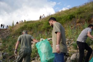 Kosovo online vesti najnovije Dželjalj Svečlja Artane Rizvanoli Eljbert Krasnići i aktivisti Samoopredeljenja na jezeru Gazivode, čiste smeće
