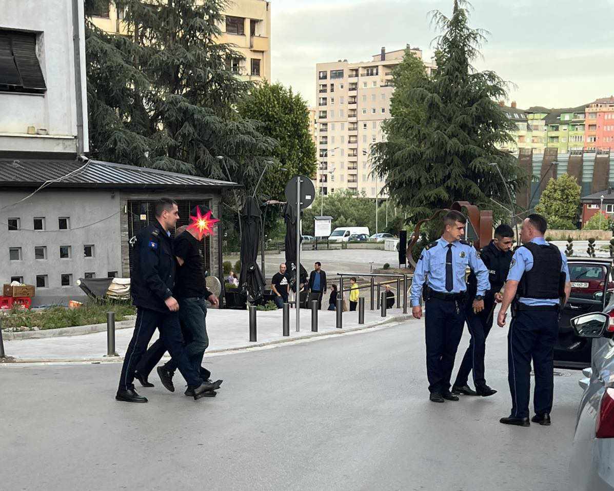 FOTO: KoSSev/Privođenje u Severnoj Mitrovici