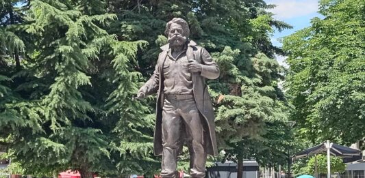 Adem Jašari bista južna Mitrovica