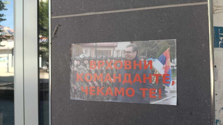 Novi plakati u severnom delu Mitrovice Novi plakati u severnom delu Mitrovice Novi plakati u severnom delu Mitrovice Vrhovni komandante, Čekamo te Vučič plakat