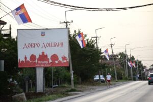 Gračanica: Stare srpske zastave zamenjene novim Nove Zastave Srbije postavljene u Gračanici