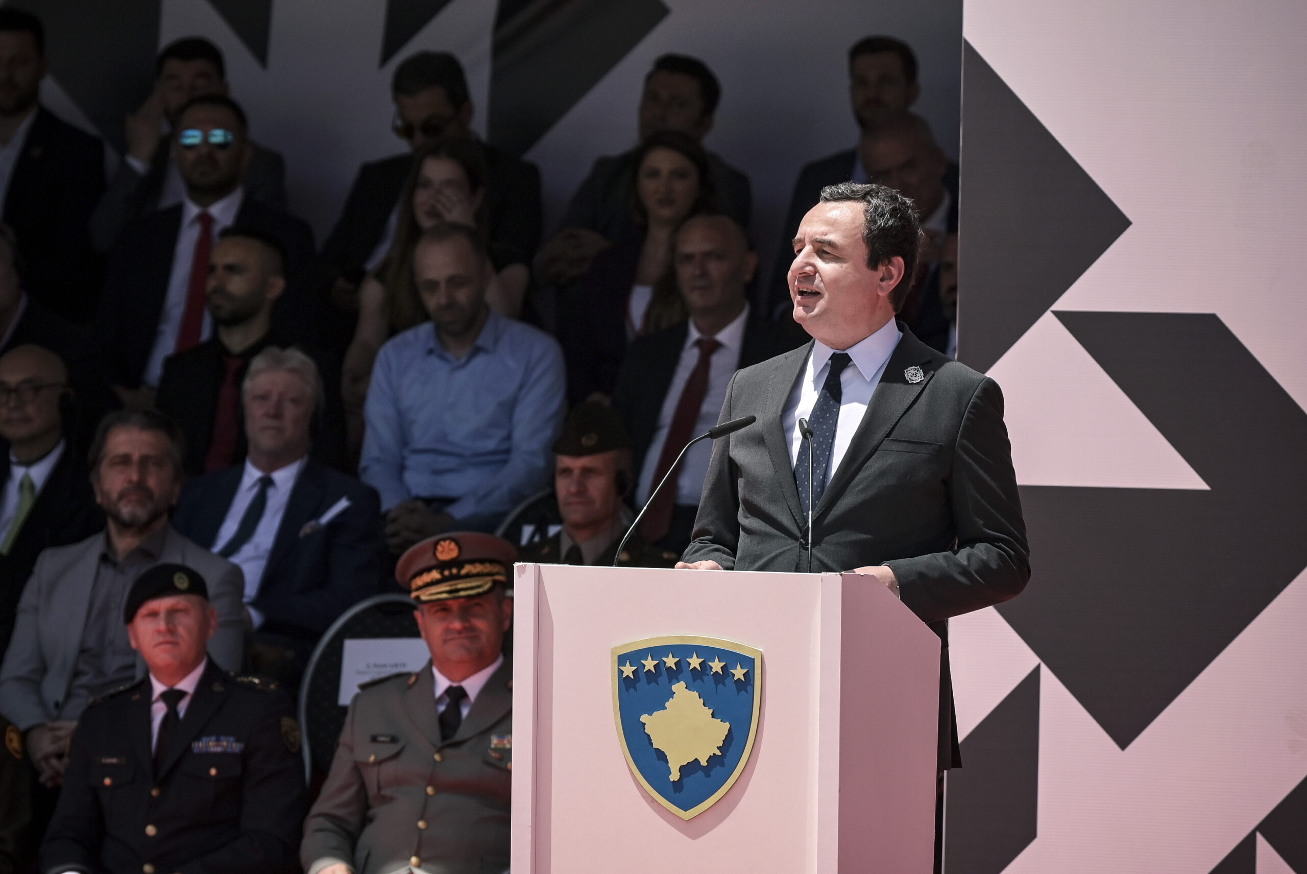 Kurti sa parade pripadnicima KBS-a: "Potičete od OVK, ne zaboravite to kad obučete uniformu"
