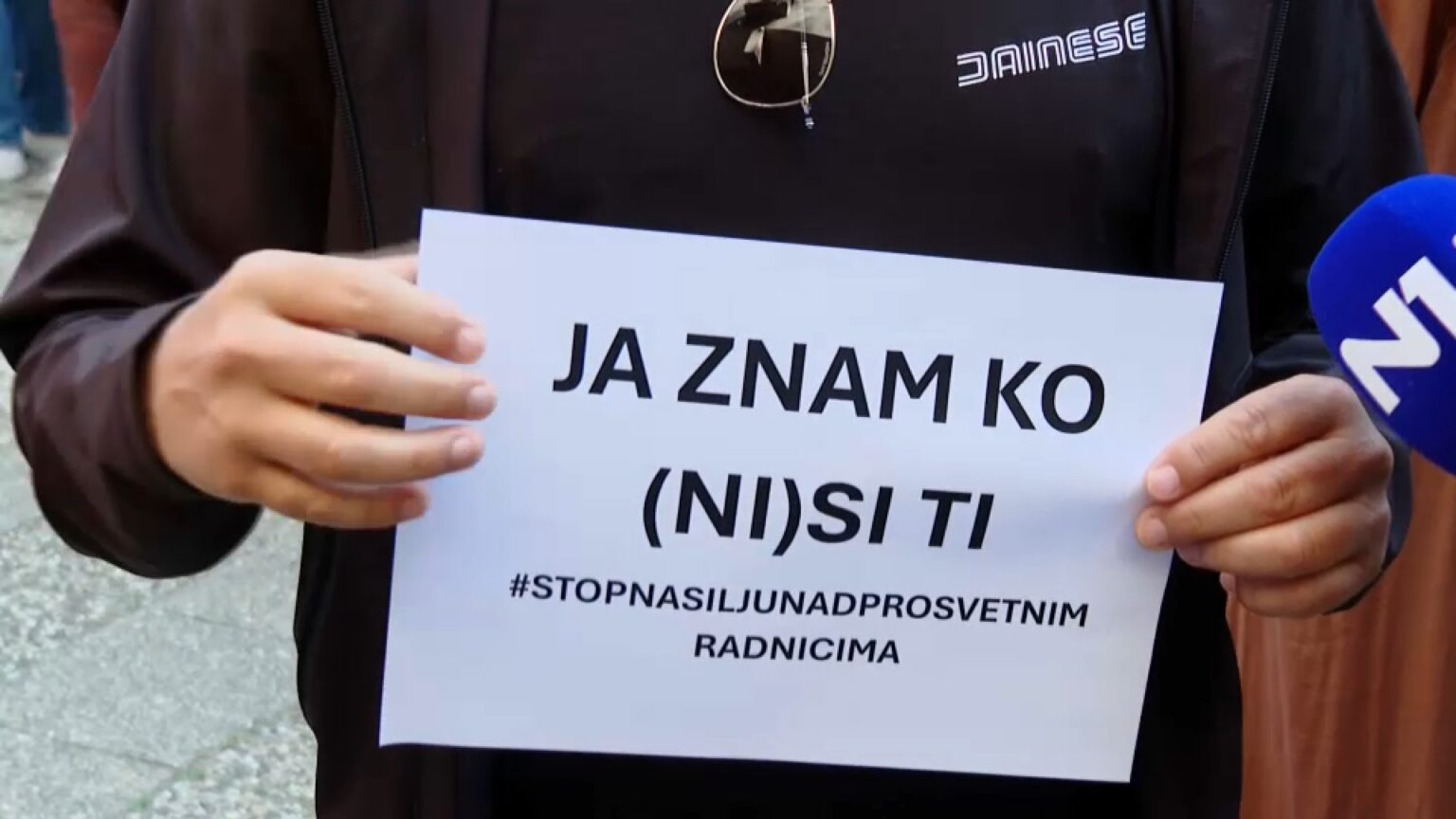 Roditelji i učenici protestovali zbog napada na nastavnicu: Hoćemo da škola bude ono što je bila
