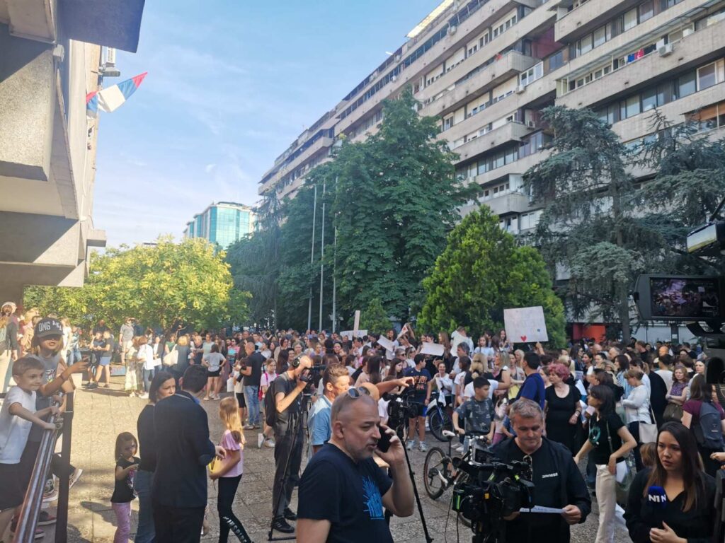 Roditelji i učenici protestovali zbog napada na nastavnicu: Hoćemo da škola bude ono što je bila