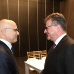 Vučević: „Da sačuvamo Srbe na KiM, a da ne ugrozimo celu državu“; Kurti ne želi ZSO, hoće da nas uvuče u sukob Predsednik Vlade Srbije, Miloš Vučević, boravi danas u Atini gde je učestvovao na međunarodnoj konferenciji posvećenoj miru i održivom razvoju i ujedno se sastao sa odlazećim izaslanikom EU za dijalog Beograda i Prištine. Vučević Lajčak