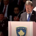 Lord Robertson na paradi KBS: Kosovo je tačno onakvo kakva jedna evropska država treba da bude FOTO: Lord Džordž Roberston na paradi KBS u Prištini na 25.godišnjicu ulaska NATO trupa na Kosovo 1999