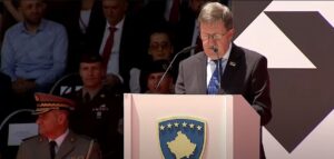 Sekretar NATO nema opasnosti od rata FOTO: Lord Džordž Roberston na paradi KBS u Prištini na 25.godišnjicu ulaska NATO trupa na Kosovo 1999