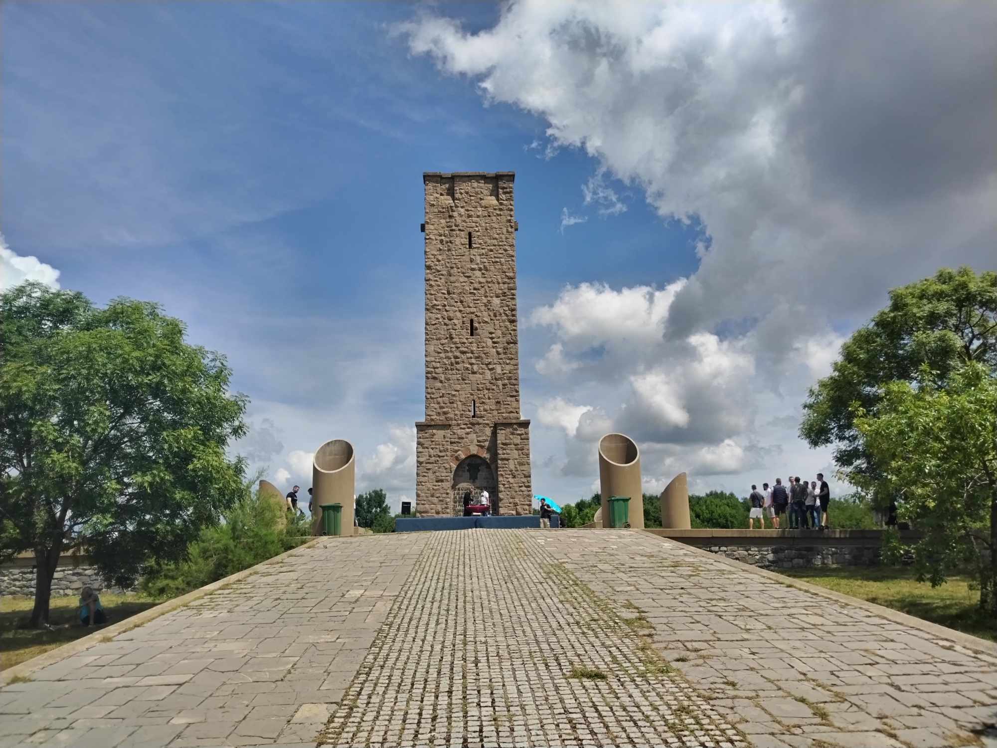 Kancelarija EU: Odluka suda o zastavama za Vidovdan ne garantuje puna prava Srba