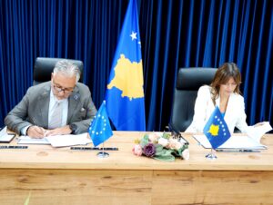 Potpisani sporazumi o unapređenju saradnje EULEX-a Đovani Pijetro Barbano i Aljbuljena Hadžiju
