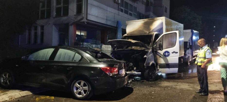 Severna Mitrovica: O&scaron;tećena dva kamiona Severna Mitrovica: O&scaron;tećena dva kamiona Eksplozija kosovska Mitrovica vozila