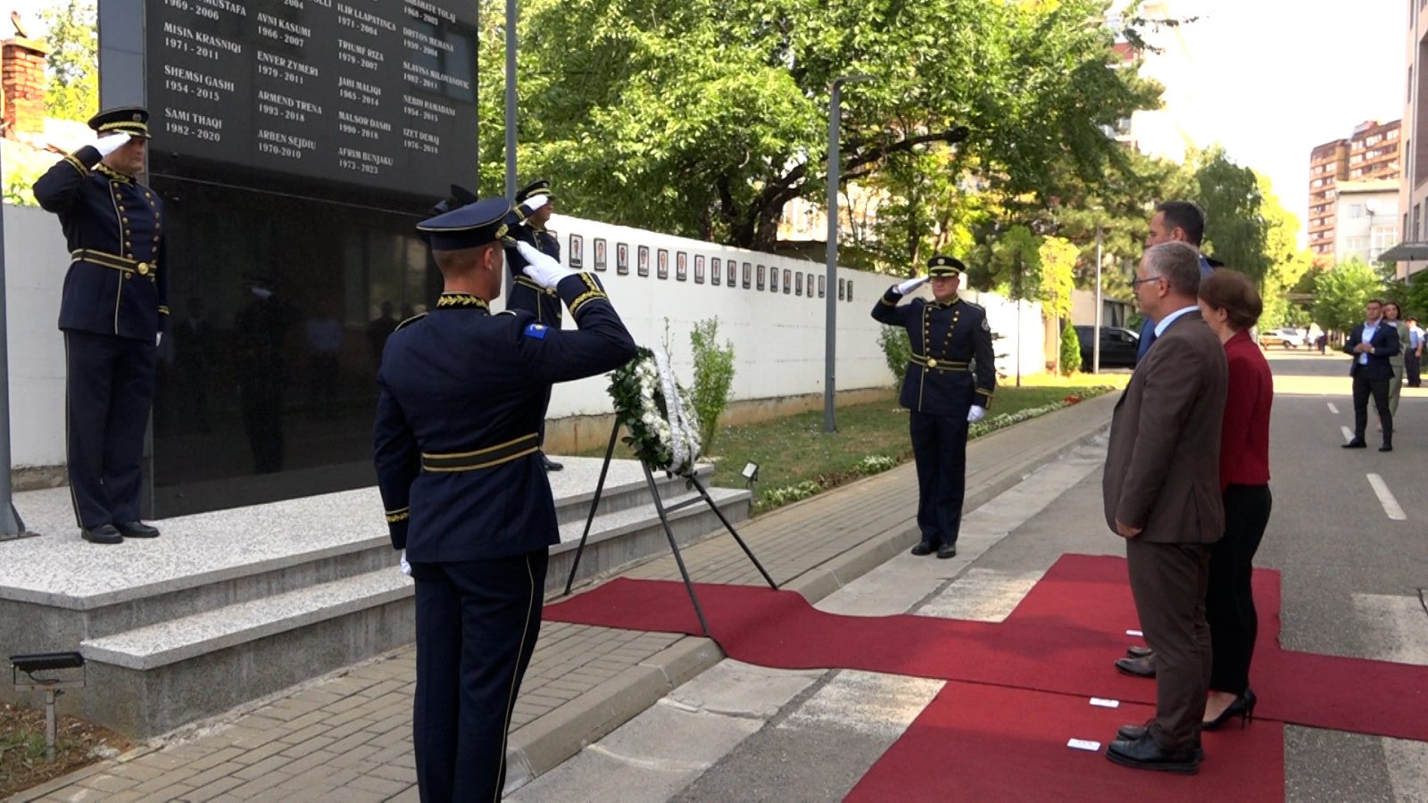 U Prištini se obeležava "Dan sećanja" na stradale pripadnike Kosovske policije Počast stradalim policajcima