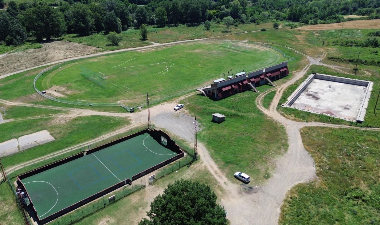 Ovako trenutno izgleda sportski kompleks u Leposaviću. Funkcionalni su tereni za fudbal i tenis. Glavni bazen ima samo betonsku konstrukciju, dok dečiji i pomoćni ne postoji. Nisu izgrađeni ni prateći rekreativni sadržaji predviđeni projektom.