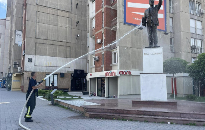 Kosovski mediji: U čast 4. jula oprana statua Bila Klintona u Prištini i podignuta zastava SAD