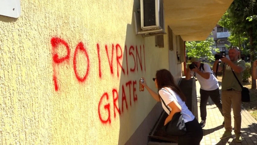 Protest u Prištini zbog jučerašnjeg ranjavanja žene u Bresju: "Ubijate žene"Protest u Prištini
