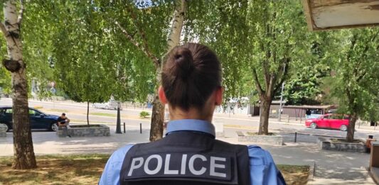 policajci policajka KP kosovska policija zatvaranje pošte Srbije ilustracija leto
