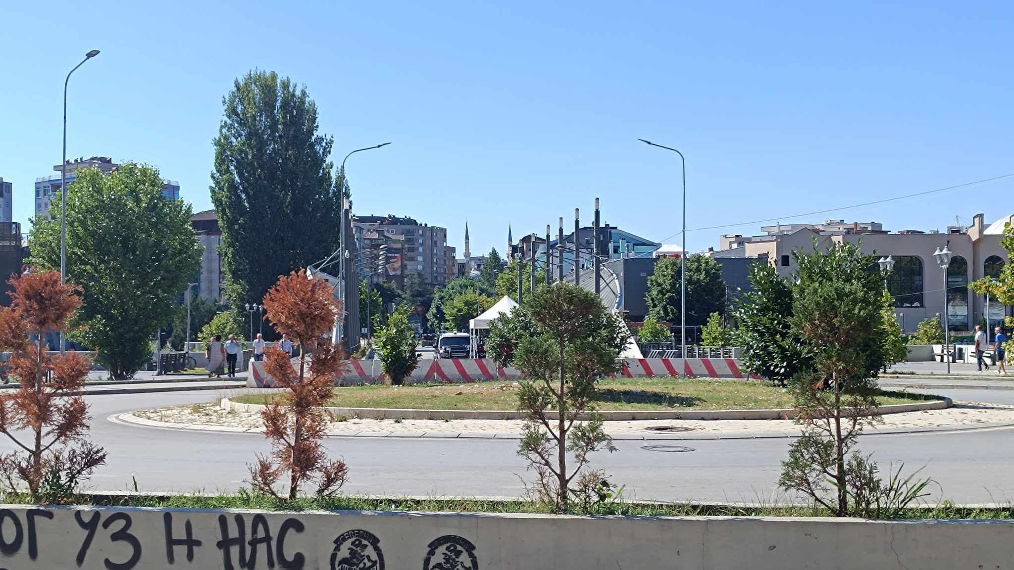 Zvečan – Severna Mitrovica: Muškarac fizički napao oca i sina usled nesporazuma u saobraćaju