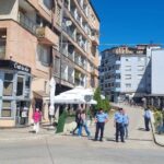 Kompanije sa juga se probijaju na Severu: Umesto kafića „Dolce vita“ – „C est la vie“, umesto mesare „Lazić“ – supermarket „Meridian“ Most na Ibru / Protest