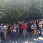 Hitan protest Srba ispred policijske stanice u S.Mitrovici zbog hapšenja Arsenijevića i Veljkovića Hitan protest Srba ispred policijske stanice u S.Mitrovici zbog hapšenja Arsenijevića i Veljkovića