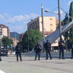 KFOR jutros formirao kordon na sredini ibarskog mosta, noćas parkirana i blindirana vozila most