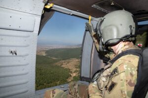 Pripadnici KFOR-a patrolirali helikopterom kfor