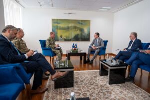 Američki admiral i sa Kurtijem Aljbin Kurti i Admiral NATO