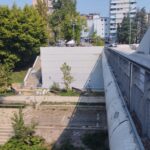 Farbaju se betonski zidovi ispod konstrukcije mosta sa severne strane Most na Ibru / Farbanje