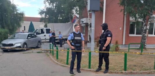 FOTO: KoSSev/Kosovska policija ušla u Provremeni organ u Mitrovici