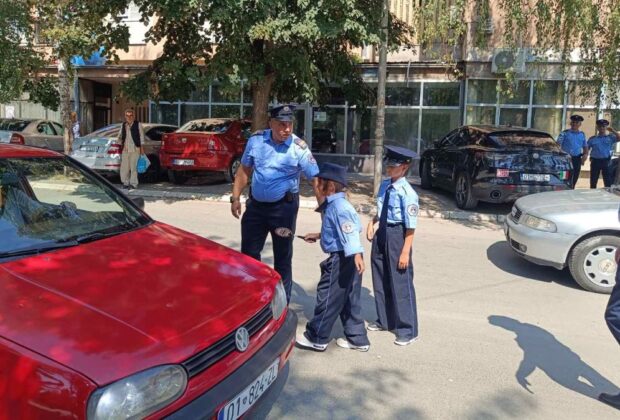 FOTO: KoSSev/ Kosovska policija u akciji "Upoznaj policajca"