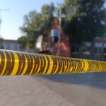 Okupljanje zaposlenih u srpskim institucijama ispred PO K.Mitrovica: Pitaju zašto ne mogu na radna mesta, postavljena žuta traka, KP o „falsifikovanim dokumentima“ Okupljanje zaposlenih u srpskim institucijama