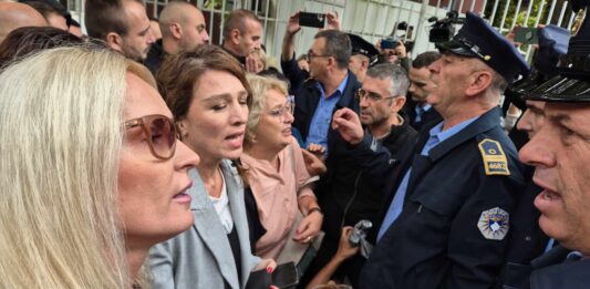 Sud odredio kućni pritvor uhapšenim mladićima; Građani se povukli nakon višesatnih protesta