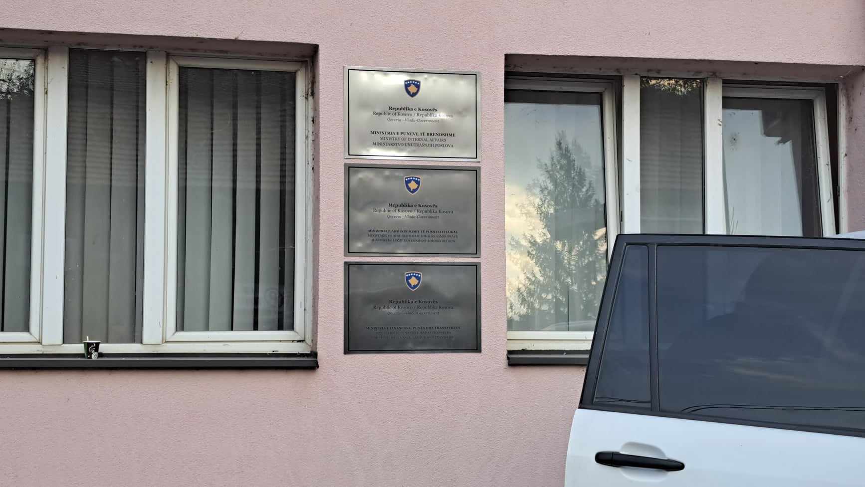 Na zgradi bivše Vatrogasne table ministarstava više od dve nedelje, a zahtev za korišćenje zemljišta u opštini tek danas