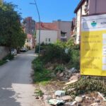 Atić najavljuje početak radova na putnoj infrastrukturi u S. Mitrovici, na informativnoj tabli – samo albanski