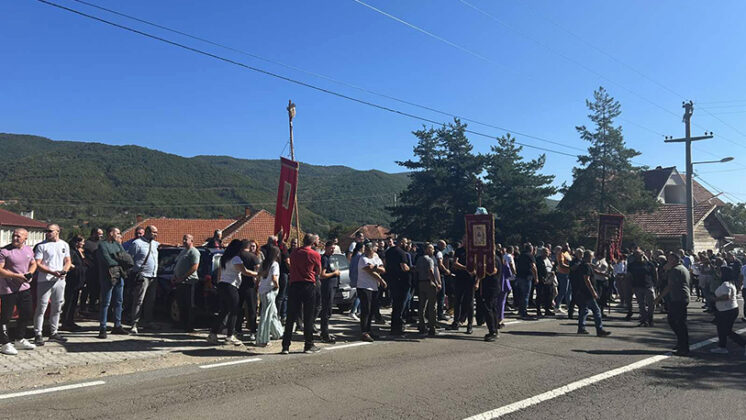 Protest u Zubinom Potoku zbog skrnavljenja crkvi&scaron;ta
