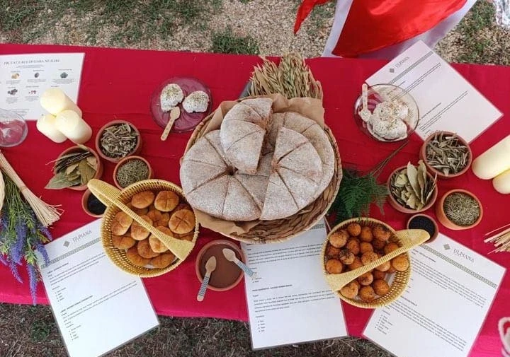 FOTO: Koha/Među lokalnim vinima i pivom, „Ulpiana Fest“ nudi i jedinstvenu priliku da se probaju rimski recepti. Ove kulinarske tradicije, zasnovane na istorijskim izvorima, oživljavaju tokom dva dana festivala.