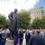 Još jedna statua Ibrahima Rugove, sada u Podujevu