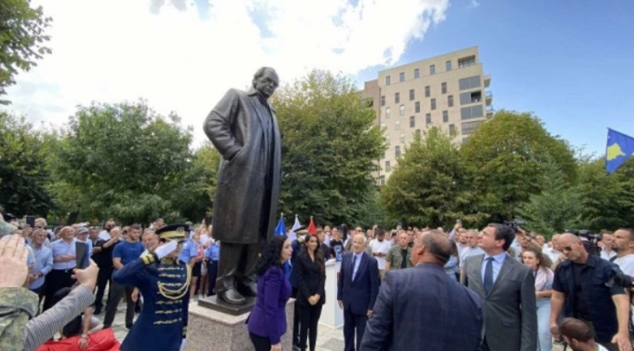 Un'altra statua di Ibrahim Rugova, ora a Podujevo - KoSSev