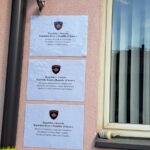 U nekadašnju zgradu mitrovičkog okruga i Kancelariju za KiM uselila se tri kosovska ministarstva FOTO: KoSSev Umesto zgrade okruga Srbije i Kancelarije za KiM, sada tri kosovska ministarstva u Severnoj Mitrovici