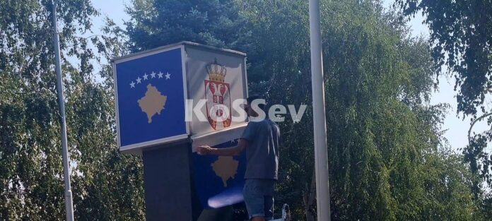Grbovi Republike Srbije i opštine Kosovska Mitrovica prelepljeni grbom Kosova