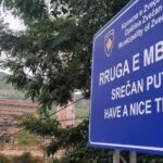 Kurti sa Savetom Evrope promovisao u Prištini „jačanje prava manjina i manjinskih jezika“ Trojezična tabla Mitrovica - Zvečan