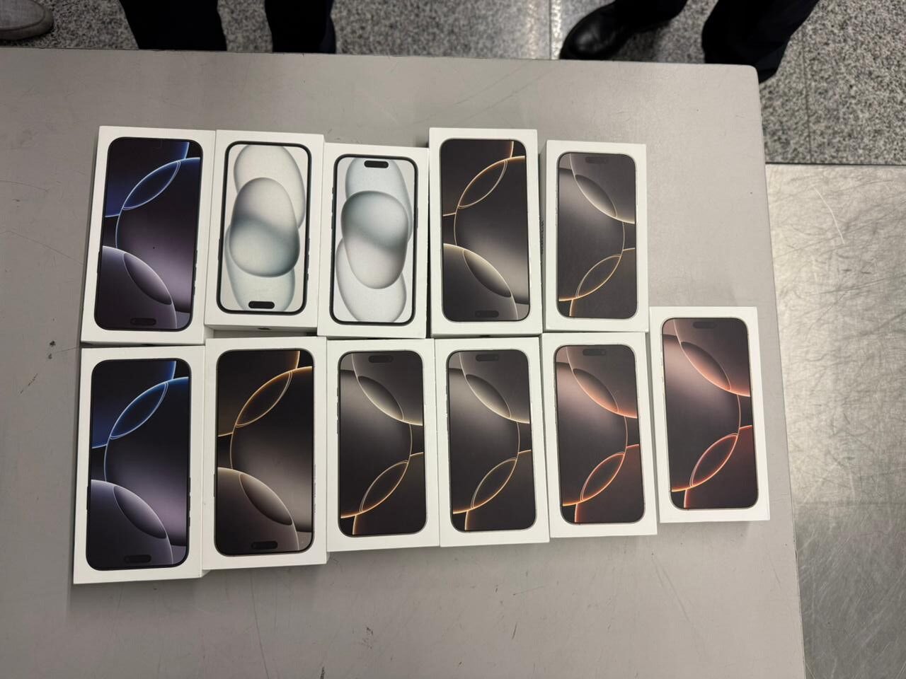 Na aerodromu u Prištini zaplenjeno preko 10 telefona, laptop i dva Roleksa: Ukupna vrednost preko 30.000 evra