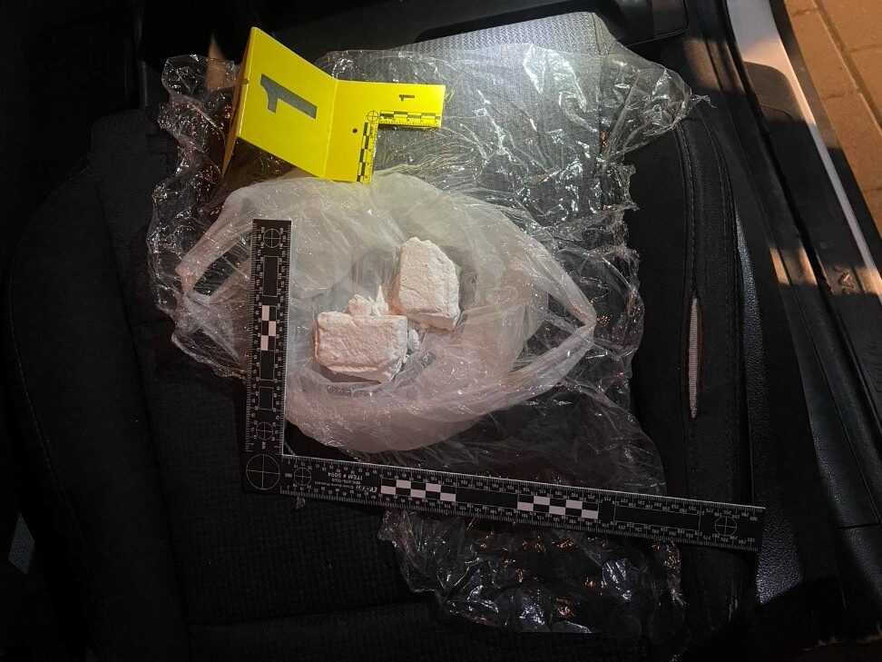 Uhapšen muškarac u Gračanici - našli mu "beli prah", za koji se sumnja da je kokain u vrednosti od oko 10.000 evra