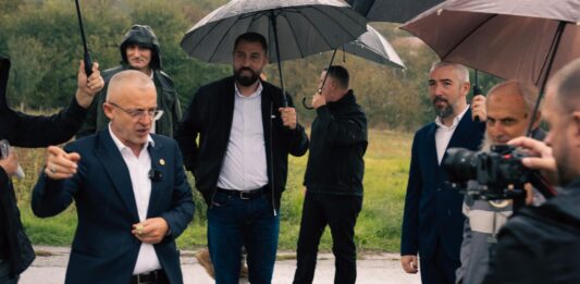 FOTO: Eljbert Krasnići i Haljilj Kastrati u Severnoj Mitrovici/nalozi društvenih mreža Krasnićija i "Siročad Balkana"