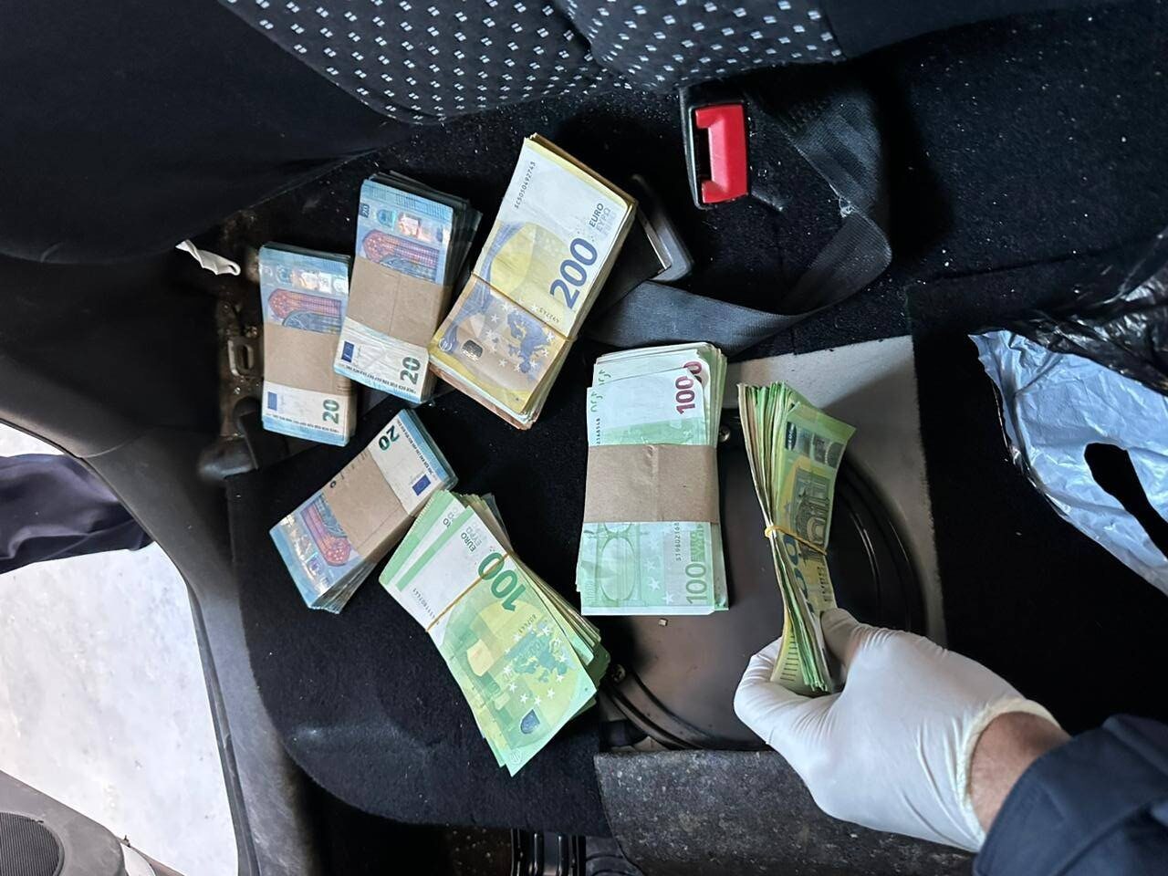Policija u EU sumnja da se iz Srbije iznose velike količine gotovine, pretresaju vozila