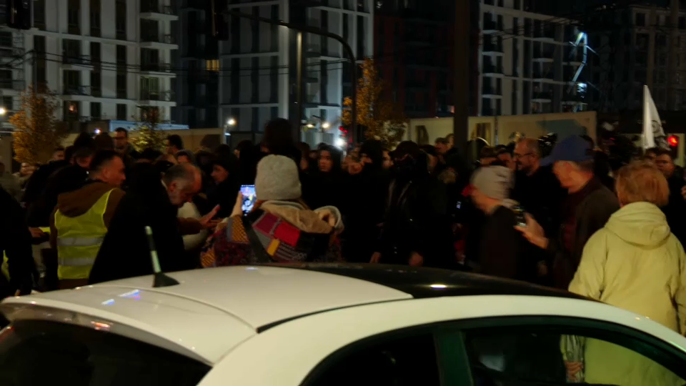 Mediji: Blokada u Beogradu na vodi, stigli i kontramitingaši, napadnuta novinarka N1