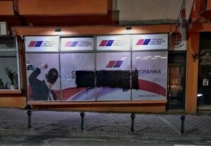 Crnom bojom na prostorije SNS-a recrtan lik Vučića i ispisan