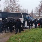 I Severna Mitrovica pod velikom opsadom snaga Kosovske policije u specijalnoj opremi specijalci autobus 30.11.