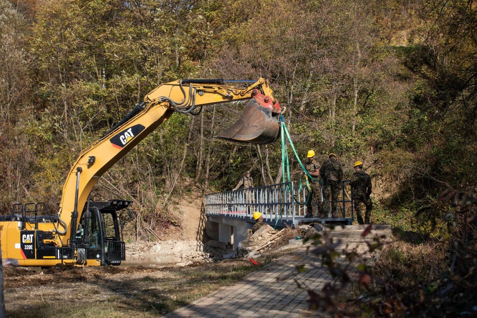 Švajcarski pripadnici KFOR-a postavili pešački most u Zubinom PotokuMost u Zubinom Potoku