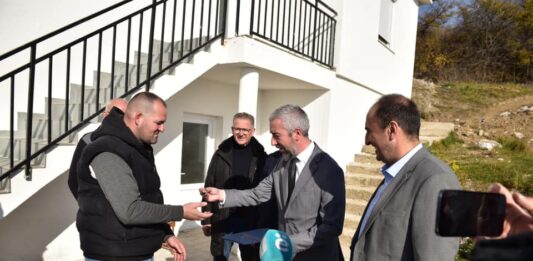 Aljiju delio ključeve renoviranih kuća brđani