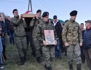 Kurti, poslanici i lica u uniformama KBS amblemi sahrana bjiviši pripadnik OVK